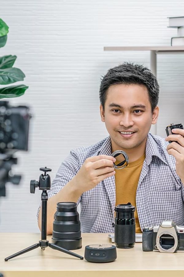 asian-vlogger-man-satisfied-the-camera-lens-each-m-resize.jpg